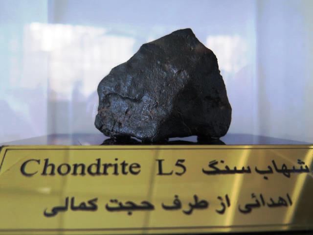 کمیاب ترین نمونه شهاب سنگ بیابان های لوت ایران به موزه علوم زمین مشهد اهدا شد.