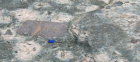 سنگ بیگانه تراکی آندزیتی در داخل لاپیلی توف