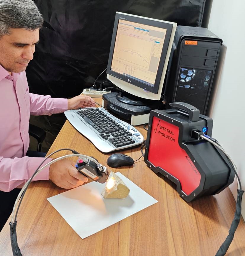 شروع مرحله دوم پروژه تهیه کتابخانه طیفی ملی کانی ها و سنگ ها با بهره گیری از ظرفیت پارک موزه علوم زمین مشهد